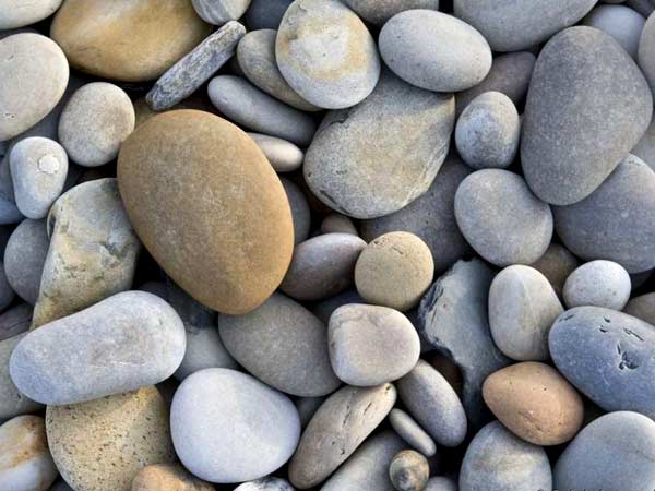 破鵝卵石選哪種破碎石機(jī)好？