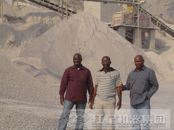 石灰石反擊式破碎機(jī)客戶(hù)現(xiàn)場(chǎng)