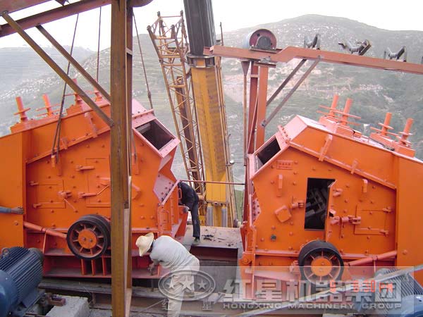 石灰石反擊式破碎機(jī)安裝現(xiàn)場(chǎng)