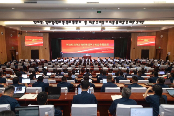 中國重汽集團舉行樹立和踐行正確政績觀學習教育專題黨課暨張軍橋烈士先進事跡報告會