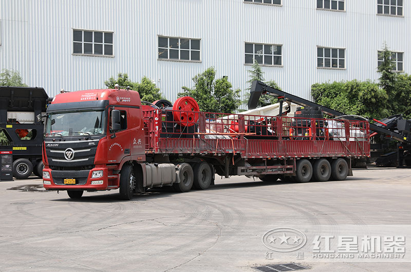 時(shí)產(chǎn)200噸圓錐破碎機(jī)發(fā)貨現(xiàn)場