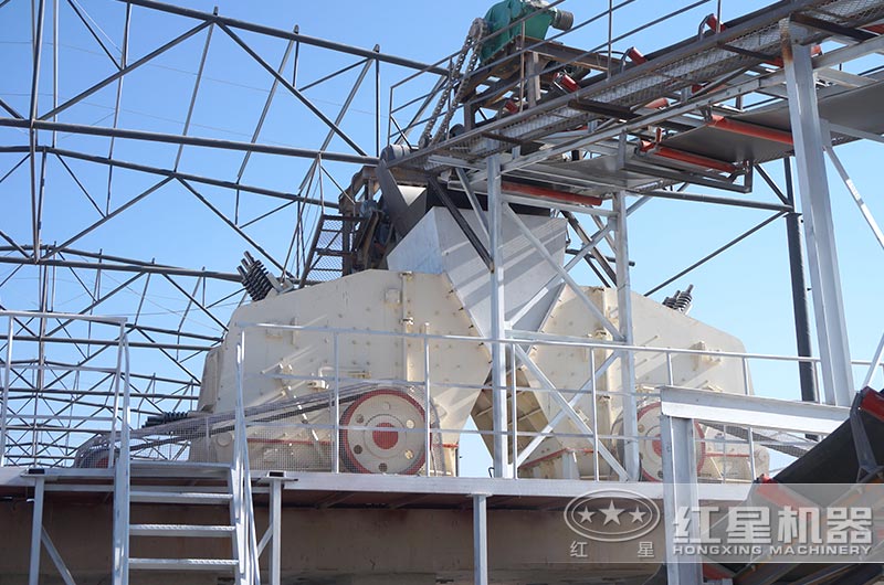 山東客戶兩臺1315反擊破碎機工作現(xiàn)場