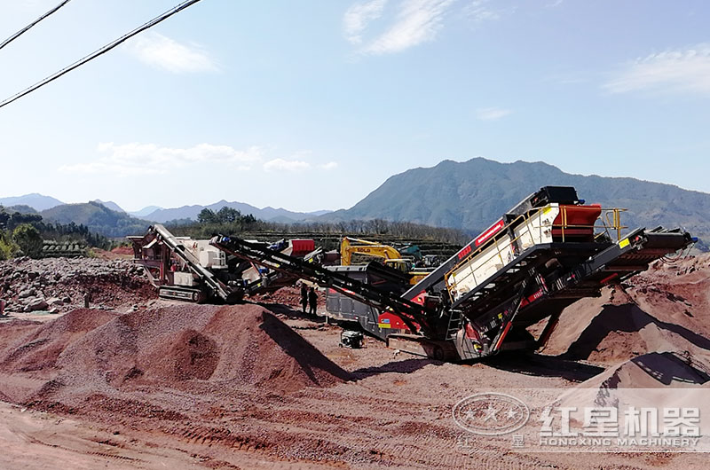 履帶式移動(dòng)破碎車工作現(xiàn)場(chǎng)實(shí)拍圖