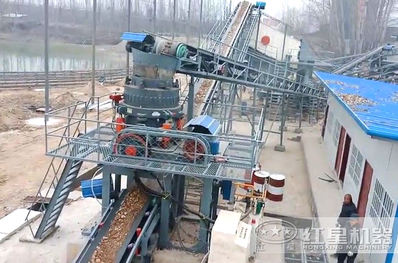 鵝卵石圓錐破碎機(jī)工作現(xiàn)場圖片