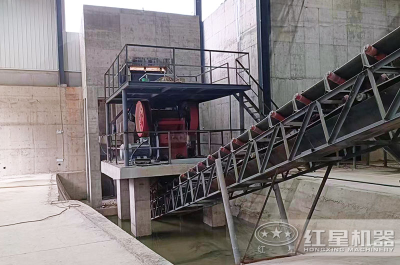 顎式破碎機工作現場圖片