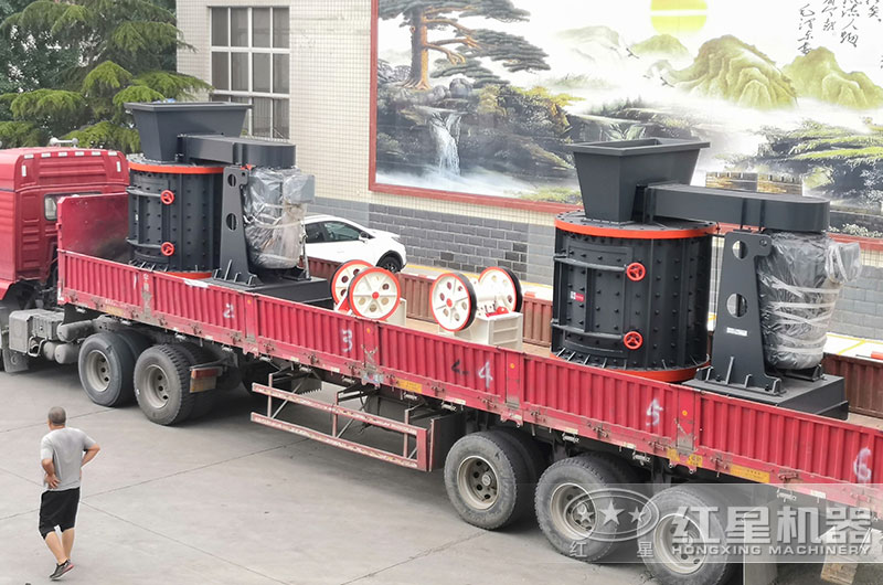 兩臺復合式制沙機裝車發(fā)貨