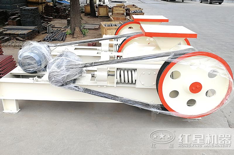 小型液壓對(duì)輥制砂機(jī)圖片