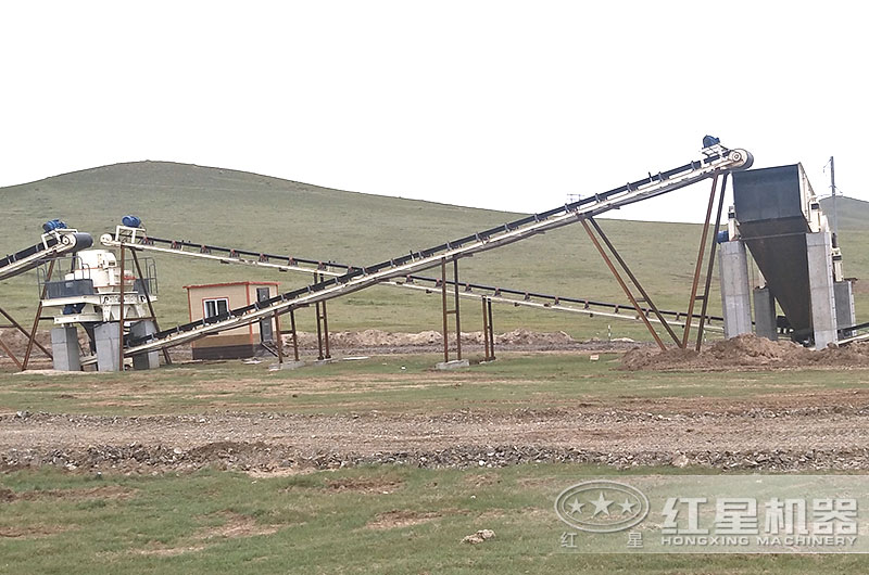 白云石制砂機(jī)工作現(xiàn)場(chǎng)