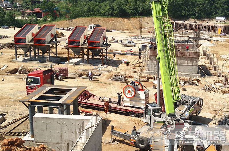 大型固定式破碎設(shè)備碎石生產(chǎn)線安裝現(xiàn)場