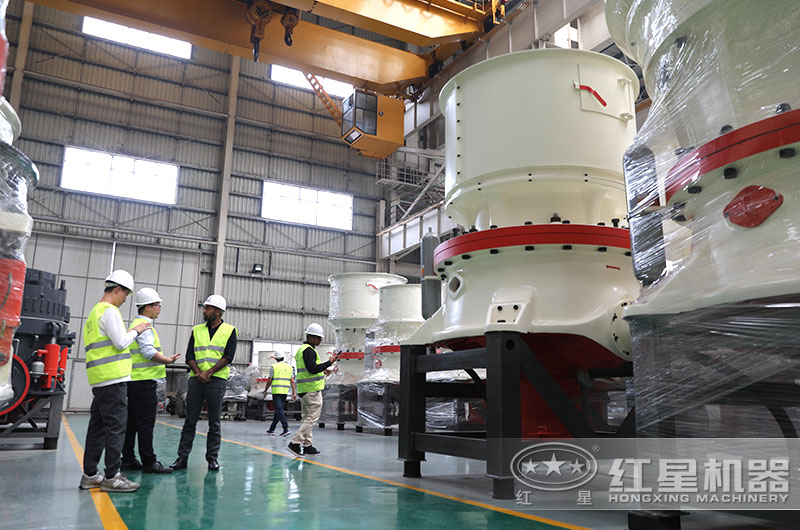 客戶(hù)來(lái)廠參觀考察大型礦山破碎機(jī)