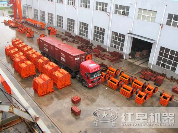 石灰石反擊式破碎機(jī)廠(chǎng)家廠(chǎng)區(qū)一角