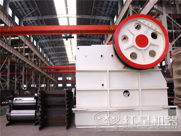 鄂式破碎機是石料生產(chǎn)線中必不可少的粗碎設(shè)備
