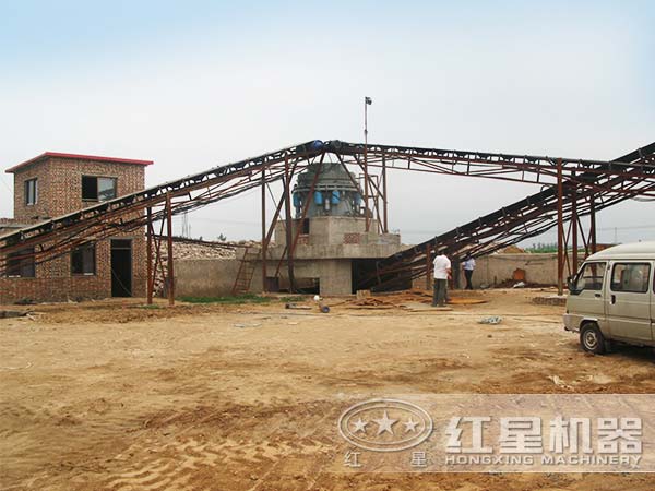 石英石圓錐破碎機(jī)工作現(xiàn)場