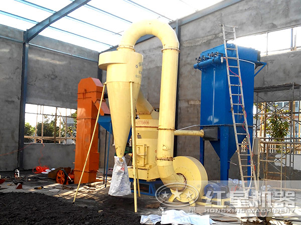 雷蒙磨粉機(jī)制粉現(xiàn)場