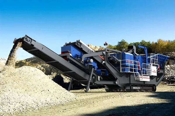 履帶式移動(dòng)破碎機(jī)客戶(hù)現(xiàn)場(chǎng)