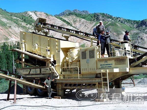 流動(dòng)汽車(chē)載式碾石機(jī)工作現(xiàn)場(chǎng)