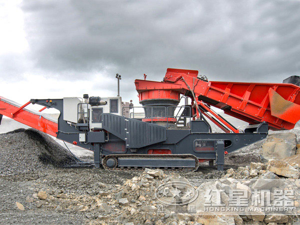 山西履帶移動(dòng)破碎篩分一體機(jī)現(xiàn)場