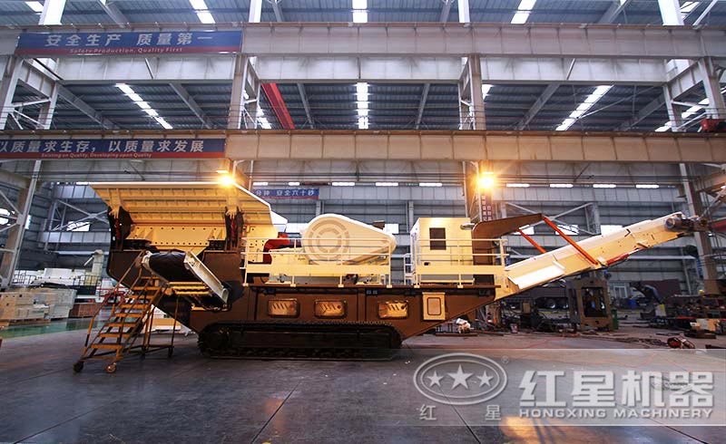 紅星履帶移動(dòng)破碎篩分一體機(jī)車間