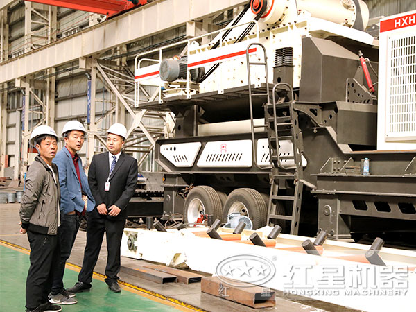 客戶來廠參觀移動(dòng)砸石機(jī)