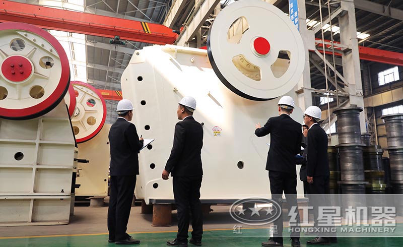 客戶(hù)來(lái)廠考察顎式破碎機(jī)