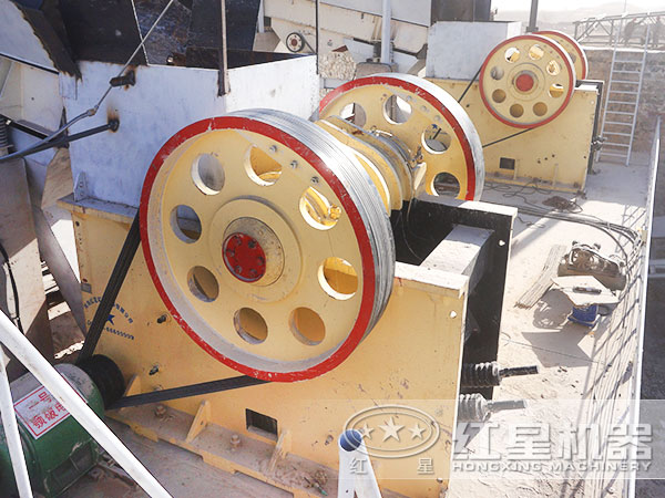 顎式石子磕石機的價格及產(chǎn)量是多少？