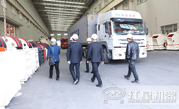 技術經(jīng)理陪同用戶參觀考察紅星設備