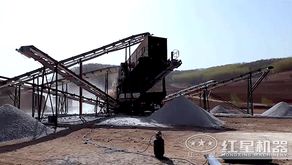 柴油小型流動(dòng)石子破碎機(jī)生產(chǎn)現(xiàn)場