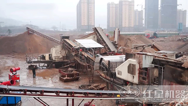 配有除塵設(shè)備的小型移動(dòng)軋石機(jī)破碎現(xiàn)場