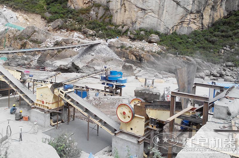 顎式破碎機(jī)、反擊破碎機(jī)、制沙機(jī)三機(jī)制沙現(xiàn)場