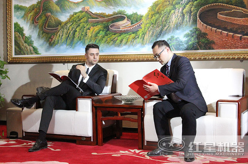 打石頭的粉碎機(jī)要多少錢一臺(tái)