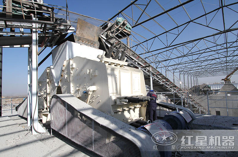 時(shí)產(chǎn)800噸雙反擊磕石機(jī)作業(yè)現(xiàn)場(chǎng)