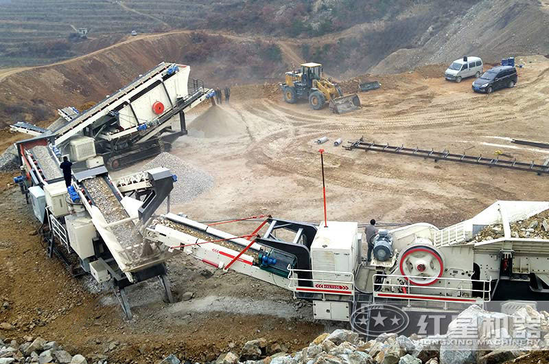 多臺移動小型碎石機(jī)聯(lián)合作業(yè)現(xiàn)場