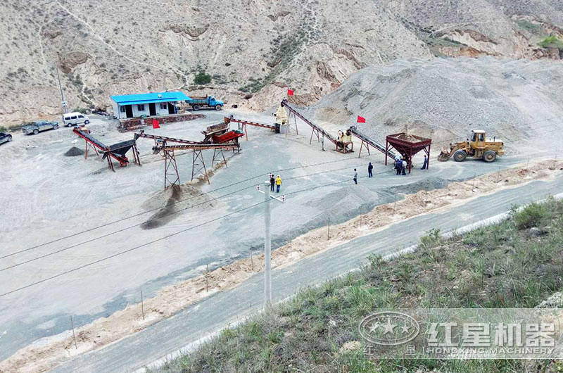 顎式破碎機(jī)和磨砂機(jī)組合作業(yè)生產(chǎn)花崗巖機(jī)制砂現(xiàn)場(chǎng)