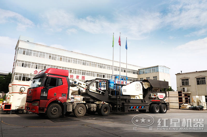 機動性強的移動破碎機掛上車頭即可開往青石破碎現(xiàn)場