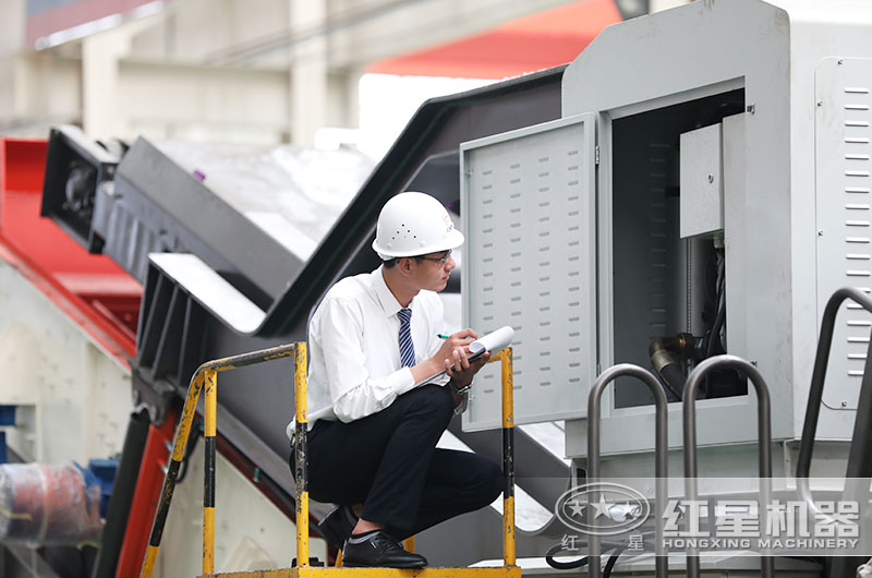 紅星技術(shù)經(jīng)理在認(rèn)真的核對(duì)設(shè)備數(shù)據(jù)