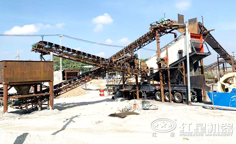 可移動(dòng)的人造沙子機(jī)器作業(yè)現(xiàn)場