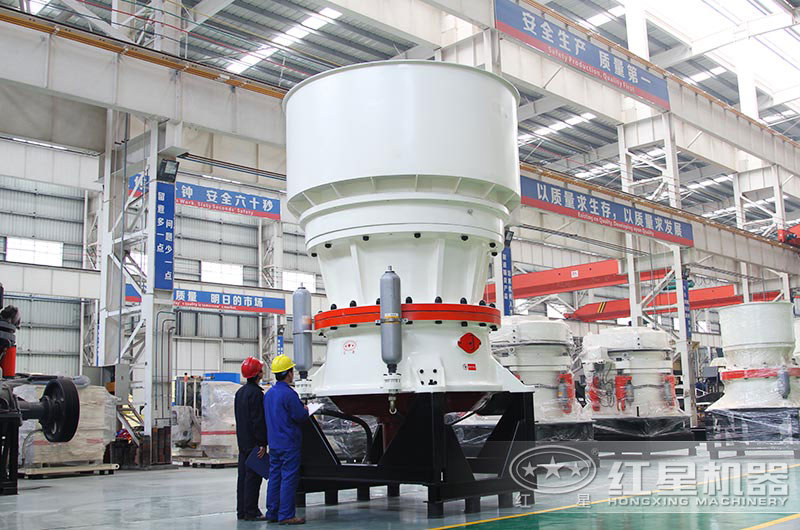 SC560單缸圓錐破碎機生產工人正在確認數(shù)據(jù)