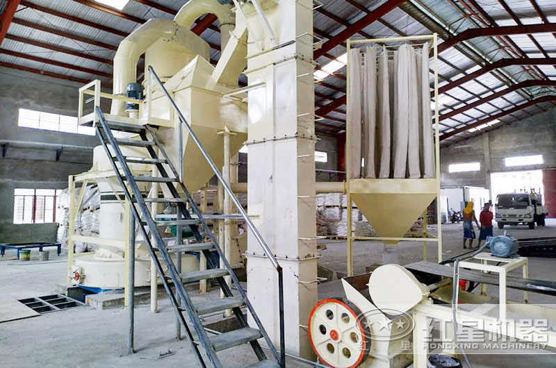 雷蒙磨粉機設(shè)備型號都有哪些？室內(nèi)雷蒙磨粉生產(chǎn)線廠房高度多少？