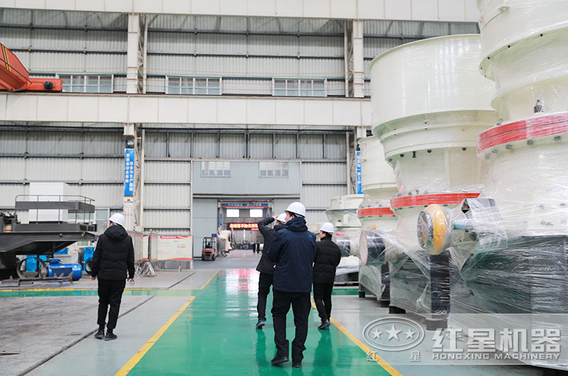 山東濟(jì)南用戶來(lái)廠考察選購(gòu)鐵礦石破碎機(jī)