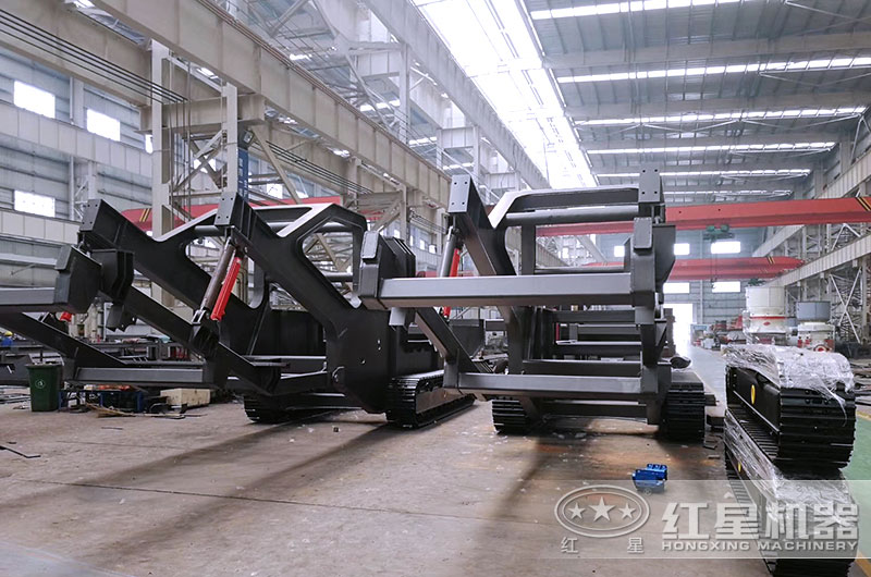 履帶式移動(dòng)粉石子機(jī)生產(chǎn)車間