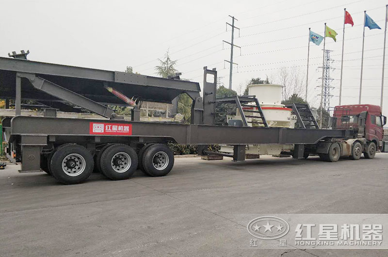 移動(dòng)石頭制砂機(jī)掛上車頭即將開往制砂現(xiàn)場