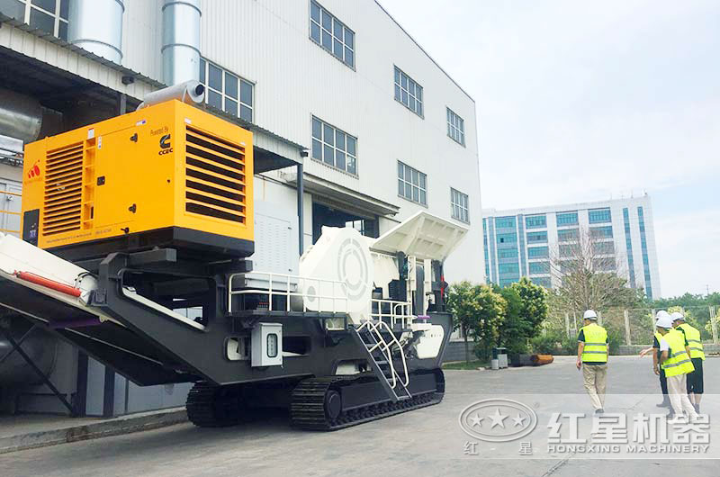 山西用戶(hù)來(lái)廠(chǎng)考察履帶建筑垃圾回收破碎機(jī)設(shè)備