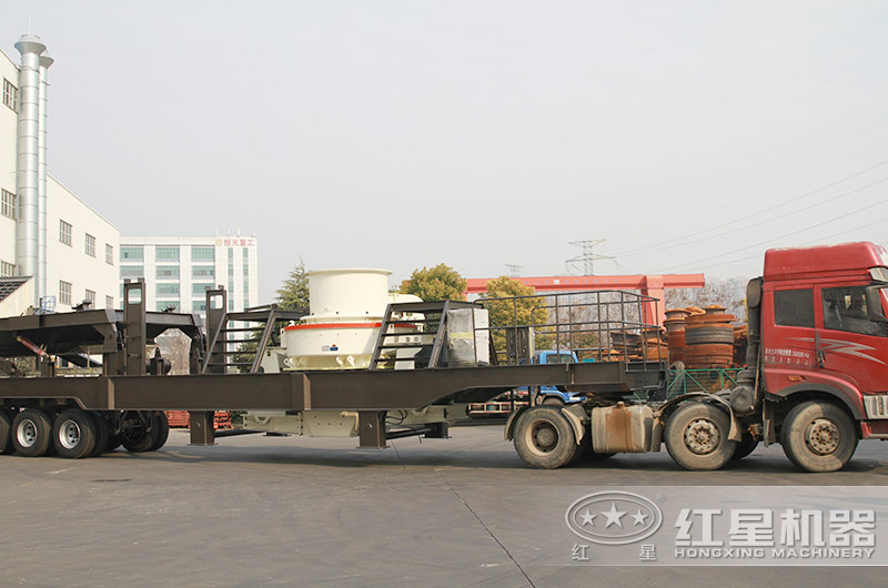 移動(dòng)制砂機(jī)開往制砂現(xiàn)場(chǎng)