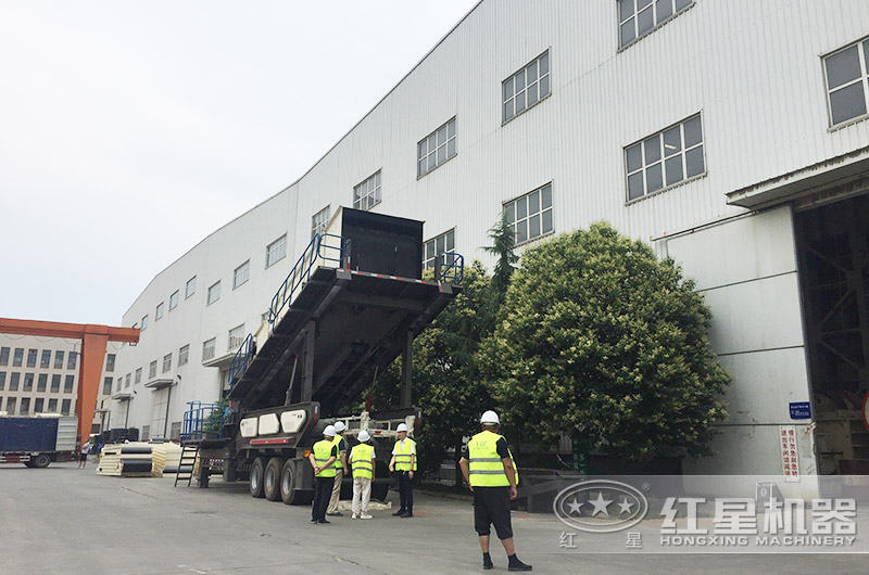 山東用戶來廠考察車載移動打沙機(jī)