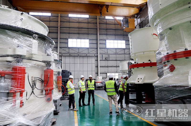 客戶參觀紅星二破沙子破碎機(jī)