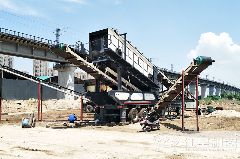 顎破移動碎石機(jī)作業(yè)現(xiàn)場