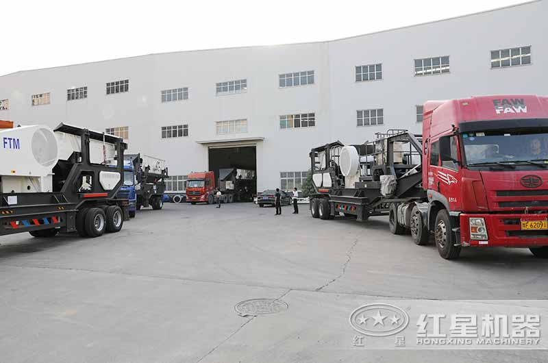 根據(jù)用戶要求量身定制的小型移動破碎機發(fā)貨