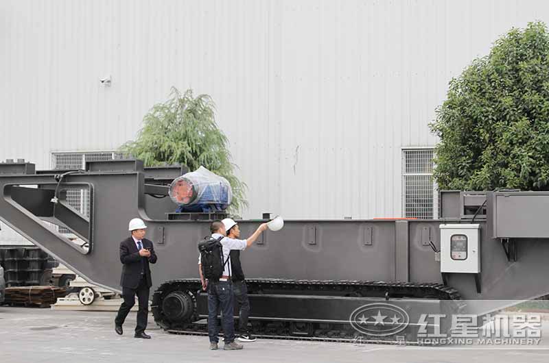 河南紅星技術(shù)經(jīng)理在為來廠用戶介紹全自動(dòng)破碎一體打砂機(jī)的船型結(jié)構(gòu)