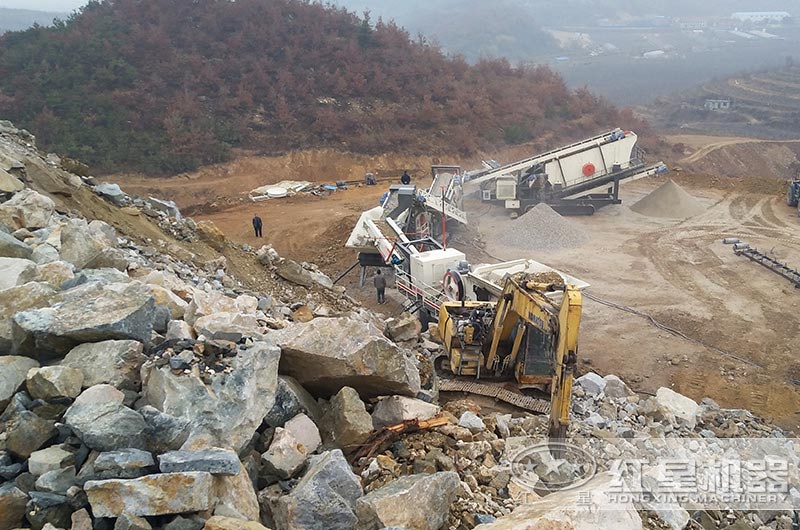 大型履帶移動式碎石機生產(chǎn)現(xiàn)場