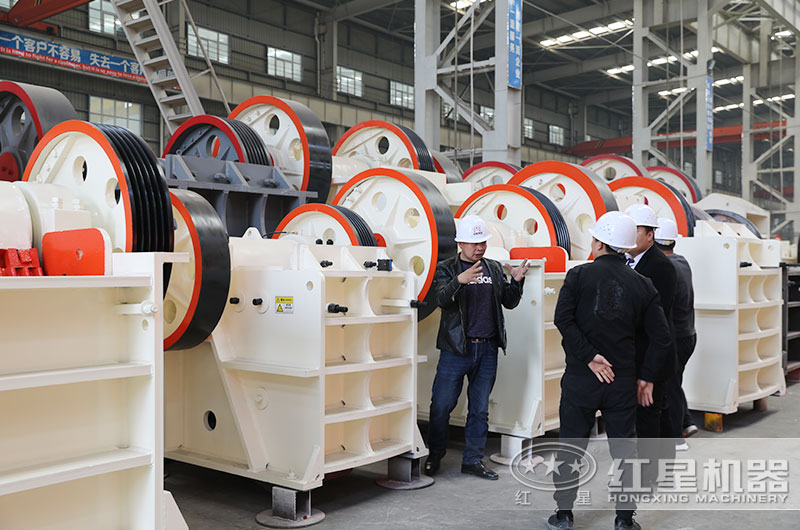 山東煙臺(tái)用戶來廠選購(gòu)廢玻璃粉碎機(jī)